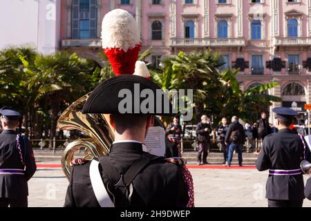 Milan, Italie-novembre 04 : vue arrière du trompettiste des groupes de Carabinieri italiens pendant le défilé militaire italien sur la place du Duomo, pour le cel Banque D'Images