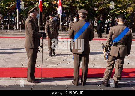 Milan, Italie-novembre 04 : vue arrière de trois officiers des forces armées pendant le défilé militaire italien sur la place du Dôme, pour les célébrations du Banque D'Images