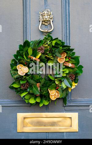 Couronne florale traditionnelle de Noël à la porte de la maison à Edinburgh New Town, Écosse, Royaume-Uni Banque D'Images