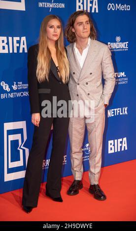 LONDRES, ANGLETERRE - 05 décembre 2021 : Hanako Footman et Jack Farthing assistent au 24e British Independent film Awards à Old Billingsgate le 5 décembre Banque D'Images