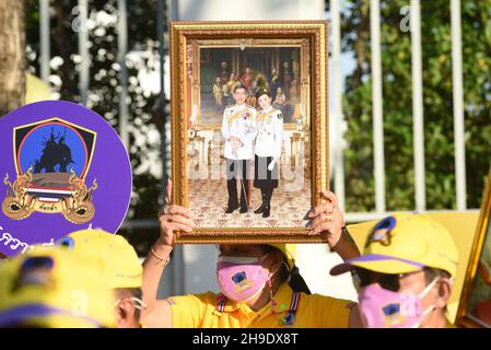 Bangkok, Thaïlande.05e décembre 2021.Les gens portent des chemises jaunes et montrent des photos de monarques thaïlandais en attendant la procession de la voiture royale du roi thaïlandais sur la route de Ratchadamnoen pour l'anniversaire de sa Majesté le défunt roi Bhumibol Adulyadej le Grand, la Journée nationale de Thaïlande et la Journée des pères de Thaïlande à Bangkok,Thaïlande le 5 décembre 2021.(Photo de Teera Noisakran/Pacific Press/Sipa USA) crédit: SIPA USA/Alay Live News Banque D'Images