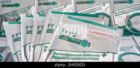 Stuttgart, Allemagne - 04 mars 2021 : nouveaux masques ffp2 dans l'emballage, protection contre le virus corona en cas de pandémie et contre les aérosols.Ma Banque D'Images