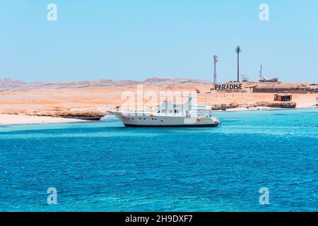 Hurghada, Égypte - 3 août 2014 : bateau blanc près de Paradise Island Banque D'Images