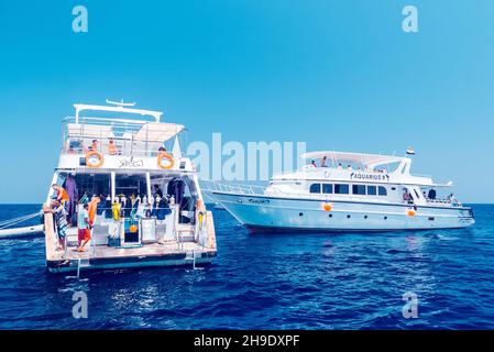 Hurghada, Égypte.3 août 2014 - bateau blanc avec des plongeurs amarrés près d'un récif de corail Banque D'Images