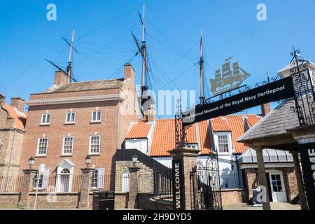 Le Musée National de la Marine royale Hartlepool,Royal Navy Museum,at,Jackson Dock,historique,chantier,port,marina,zone,maison,maison,amarré,bateau à vapeur,Wingfield Castle,et,grand navire,HMS,Trincomalee,voile,frégate,avec,énorme,mât,3,mâts,dans, Hartlepool,un château de Wingfield,et,Grande-Bretagne,Royaume,Durham,Grande-Bretagne,Grande-Bretagne,Grande-Bretagne,côte,Royaume,Angleterre,Angleterre,Royaume,Angleterre,Angleterre,Angleterre,Royaume-Uni,Royaume-Uni,Grande-Uni,Angleterre,Grande-Bretagne,Grande-Bretagne,Grande-Bretagne,Royaume-Bretagne, Banque D'Images