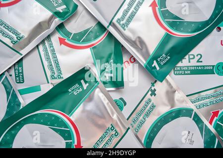 Stuttgart, Allemagne - 04 mars 2021 : Fpp2 dans l'emballage.Masque de protection contre le virus corona en cas de pandémie et contre les aérosols.Fabriqué en Banque D'Images