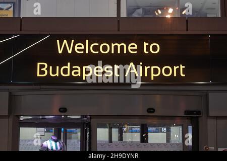 Panneau de bienvenue de l'aéroport de Budapest au-dessus de l'entrée Banque D'Images