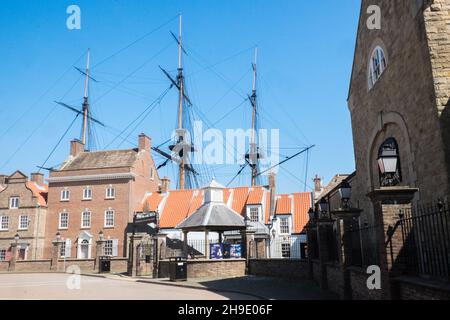 Le Musée National de la Marine royale Hartlepool,Royal Navy Museum,at,Jackson Dock,historique,chantier,port,marina,zone,maison,maison,amarré,bateau à vapeur,Wingfield Castle,et,grand navire,HMS,Trincomalee,voile,frégate,avec,énorme,mât,3,mâts,dans, Hartlepool,un château de Wingfield,et,Grande-Bretagne,Royaume,Durham,Grande-Bretagne,Grande-Bretagne,Grande-Bretagne,côte,Royaume,Angleterre,Angleterre,Royaume,Angleterre,Angleterre,Angleterre,Royaume-Uni,Royaume-Uni,Grande-Uni,Angleterre,Grande-Bretagne,Grande-Bretagne,Grande-Bretagne,Royaume-Bretagne, Banque D'Images