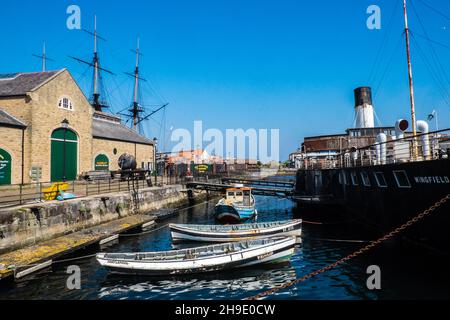 Le Musée National de la Marine royale Hartlepool,Royal Navy Museum,at,Jackson Dock,historique,chantier,port,marina,zone,maison,maison,amarré,bateau à vapeur,Wingfield Castle,et,grand navire,HMS,Trincomalee,voile,frégate,avec,énorme,mât,3,mâts,dans, Hartlepool,un château de Wingfield,et,Grande-Bretagne,Royaume,Durham,Grande-Bretagne,Grande-Bretagne,Grande-Bretagne,côte,Royaume,Angleterre,Angleterre,Royaume,Angleterre,Angleterre,Angleterre,Royaume-Uni,Royaume-Uni,Grande-Uni,Angleterre,Grande-Bretagne,Grande-Bretagne,Grande-Bretagne,Royaume-Bretagne, Banque D'Images