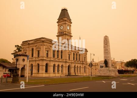 Waitaki District Council Building et War Memorial, Oamaru. Le ciel est projeté dans une lumière étrange en raison de l'effet des feux de brousse Austrailian en janvier 2020 Banque D'Images