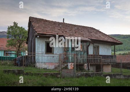 Ancienne maison abandonnée dans le village de Sutovo, Slovaquie. Banque D'Images
