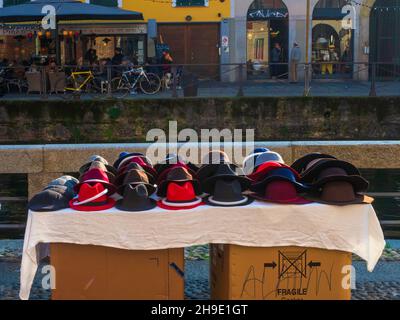 Milan, Lombardie, Italie.Décembre 2019.Stand de chapeau près d'un canal navigable typique, dans le quartier Navigli de Milan. Banque D'Images