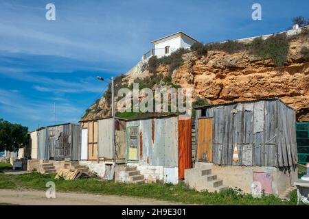 Vieux cabanes de pêcheurs à Ferrgudo, Portugal. Banque D'Images
