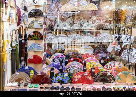 Séville, Espagne - décembre 03,2021 : vitrine d'un magasin de souvenirs espagnols typiques de Séville, de ventilateurs peints à la main et de castanets Banque D'Images