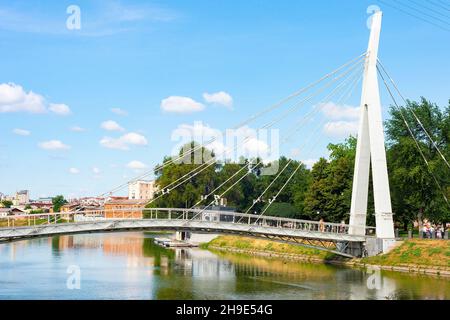 Passerelle Mariinsky Bridge sur la rivière Lopas, soleil, vue d'été Kharkiv, Ukraine Banque D'Images