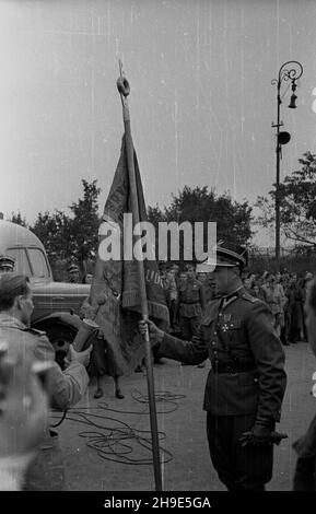 Varsovie, 1947-10-11.Uroczystoœci W Parku Traugutta z okazji zakoñczenia pracy przez Ochotnicz¹ Brygadê Odbudowy Warszawy.NZ. Dowódca brygady mjr Kasprzak ze sztandarem, otrzymanym od przewodnicz¹cego Sto³ecznej Rady Narodowej Stanis³awa Sankowskiego. wb/gr PAPVarsovie, le 11 octobre 1947.Cérémonies au parc Traugutt marquant la fin des travaux de la Brigade de reconstruction volontaire de Varsovie.Photo entre autres: Le major Kasprzak avec le drapeau pris du chef du Conseil national de Varsovie Stanislaw Sankowski. wb/gr PAP Banque D'Images