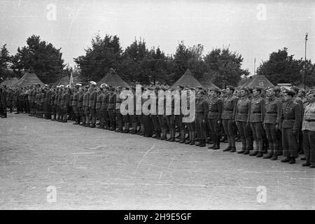 Varsovie, 1947-10-11.Uroczystoœci W Parku Traugutta z okazji zakoñczenia pracy przez Ochotnicz¹ Brygadê Odbudowy Warszawy.cz³onkowie brygad NZ.W tle namioty, W których mieszkali junacy. wb/gr PAPVarsovie, le 11 octobre 1947.Cérémonies au parc Traugutt marquant la fin des travaux de la Brigade de reconstruction volontaire de Varsovie.Photo: Membres des brigades. wb/gr PAP Banque D'Images