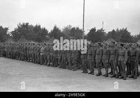 Varsovie, 1947-10-11.Uroczystoœci W Parku Traugutta z okazji zakoñczenia pracy przez Ochotnicz¹ Brygadê Odbudowy Warszawy.cz³onkowie brygad NZ.W tle namioty, W których mieszkali junacy. wb/gr PAPVarsovie, le 11 octobre 1947.Cérémonies au parc Traugutt marquant la fin des travaux de la Brigade de reconstruction volontaire de Varsovie.Photo : membres de brigade. wb/gr PAP Banque D'Images