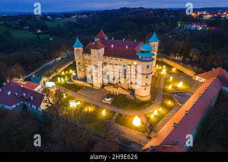 Le château de Nowy Wisnicz illuminé au crépuscule en Pologne. Banque D'Images