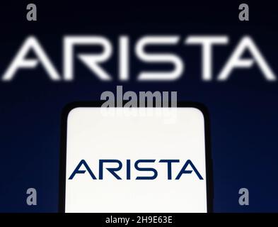 Brésil.06e décembre 2021.Dans cette illustration, le logo Arista Networks est affiché sur un smartphone et en arrière-plan.Crédit : SOPA Images Limited/Alamy Live News Banque D'Images