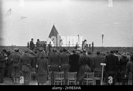 Varsovie, 1947-10-12.Miêdzypañstwowy mecz bokserski Polska-ZSRR (6:10) na stadionie Legii przy ulicy £azienkowskiej, który obserwowa³o ok.25 tys. widzów.NZ. Odegranie hymnów pañstwowych. wb/gr PAPVarsovie, le 12 octobre 1947.Un match de boxe Pologne-Union soviétique (6:10) a eu lieu au stade Legia sur la rue Lazienkowska, avec environ 25 mille spectateurs.Photo : hymnes nationaux joués. wb/gr PAP Banque D'Images