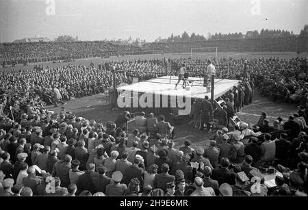 Varsovie, 1947-10-12.Miêdzypañstwowy mecz bokserski Polska-ZSRR (6:10) na stadionie Legii przy ulicy £azienkowskiej, który obserwowa³o ok.25 tys. widzów.publicznoœæ ogl¹daj¹ca zmagania bokserów. wb/gr PAPVarsovie, le 12 octobre 1947.Un match de boxe Pologne-Union soviétique (6:10) a eu lieu au stade Legia sur la rue Lazienkowska, avec environ 25 mille spectateurs.Photo : le public regardant les boxeurs de combat. wb/gr PAP Banque D'Images