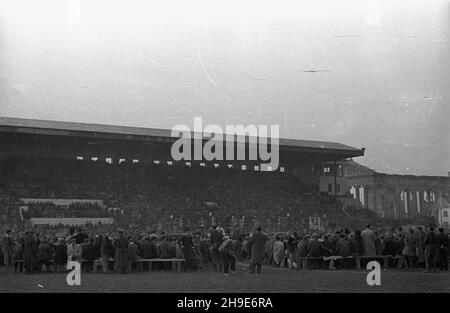 Varsovie, 1947-10-12.Miêdzypañstwowy mecz bokserski Polska-ZSRR (6:10) na stadionie Legii przy ulicy £azienkowskiej, który obserwowa³o ok.25 tys. widzów.publicznoœæ ogl¹daj¹ca zmagania bokserów. wb/gr PAPVarsovie, le 12 octobre 1947.Match de boxe Pologne-Union soviétique (6-10) au stade Legia sur la rue Lazienkowska avec quelque 25 000 spectateurs.Photo : le public regardant le match. wb/gr PAP Banque D'Images