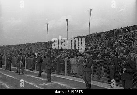 Varsovie, 1947-10-12.Miêdzypañstwowy mecz bokserski Polska-ZSRR (6:10) na stadionie Legii przy ulicy £azienkowskiej, który obserwowa³o ok.25 tys. widzów.publicznoœæ ogl¹daj¹ca zmagania bokserów. wb/gr PAPVarsovie, le 12 octobre 1947.Match de boxe Pologne-Union soviétique (6-10) au stade Legia sur la rue Lazienkowska avec quelque 25 000 spectateurs.Photo : le public regardant le match. wb/gr PAP Banque D'Images