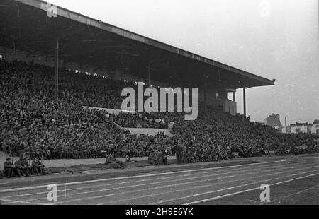 Varsovie, 1947-10-12.Miêdzypañstwowy mecz bokserski Polska-ZSRR (6:10) na stadionie Legii przy ulicy £azienkowskiej, który obserwowa³o ok.25 tys. widzów.publicznoœæ ogl¹daj¹ca zmagania bokserów. wb/gr PAPVarsovie, le 12 octobre 1947.Match de boxe Pologne-Union soviétique (6-10) au stade Legia sur la rue Lazienkowska avec quelque 25 000 spectateurs.Photo : le public regardant le match. wb/gr PAP Banque D'Images