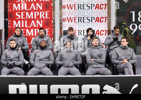 Milan, Italie.04e décembre 2021.AC Milan banc pendant le match de football AC MILAN vs SALERNITANA, série A 2021-2022 day16 au stade San Siro à Milan, Italie, le 4 décembre 2021.(Photo de Fabrizio Andrea Bertani/Pacific Press/Sipa USA) crédit: SIPA USA/Alay Live News Banque D'Images