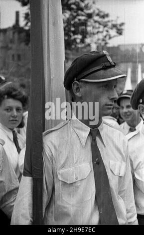 Varsovie, 1947-10-12.Pierwsza Konferencja Wyborcza Warszawskiej Organizacji Zwi¹zku Walki M³odych (ZWM).NZ. Aktywista ZWM z flag¹ podczas wiecu na placu D¹browskiego. wb/gr PAPVarsovie, le 12 octobre 1947.La première Conférence électorale de l'Organisation de Varsovie de l'Union de la jeunesse battante (ZMW).Photo : un activiste ZMW avec un drapeau lors d'un rallye sur la place Dabrowskiego. wb/gr PAP Banque D'Images