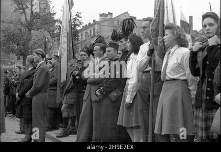 Varsovie, 1947-10-12.Pierwsza Konferencja Wyborcza Warszawskiej Organizacji Zwi¹zku Walki M³odych (ZWM).NZ. Delegacja górników z Dolnego Œl¹ska wœród aktywistów na placu D¹browskiego. wb/gr PAPVarsovie, le 12 octobre 1947.La première Conférence électorale de l'Organisation de Varsovie de l'Union de la jeunesse battante (ZMW).Photo : une délégation de mineurs de Basse Silésie parmi des activistes de la place Dabrowskiego. wb/gr PAP Banque D'Images