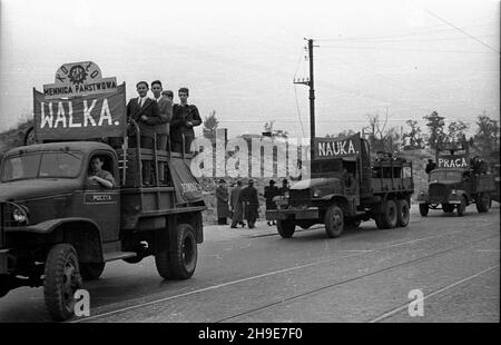 Varsovie, 1947-10-12.Pierwsza Konferencja Wyborcza Warszawskiej Organizacji Zwi¹zku Walki M³odych (ZWM).NZ. Ciê¿arówki wioz¹ce dzia³aczy na wiec ulic¹ Marsza³kowsk¹. wb/gr PAPVarsovie, le 12 octobre 1947.La première Conférence électorale de l'Organisation de Varsovie de l'Union de la jeunesse battante (ZMW).Photo : camions transportant des activistes à travers la rue Marszalkowska pour un rallye. wb/gr PAP Banque D'Images