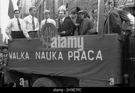 Varsovie, 1947-10-12.Pierwsza Konferencja Wyborcza Warszawskiej Organizacji Zwi¹zku Walki M³odych (ZWM).NZ. Przemówienie wiceprzewodnicz¹cego Zarz¹du G³ównego ZWM, pos³a Jerzego Morawskiego podczas wiecu na placu D¹browskiego. wb/gr PAPVarsovie, le 12 octobre 1947.La première Conférence électorale de l'Organisation de Varsovie de l'Union de la jeunesse battante (ZMW).Photo : chef adjoint du Bureau principal de la ZMW Jerzy Morawski parlant lors d'un rallye sur la place Dabrowskiego. wb/gr PAP Banque D'Images