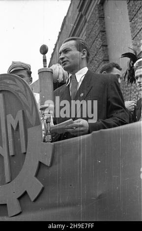 Varsovie, 1947-10-12.Pierwsza Konferencja Wyborcza Warszawskiej Organizacji Zwi¹zku Walki M³odych (ZWM).NZ. Przemówienie wiceprzewodnicz¹cego Zarz¹du G³ównego ZWM, pos³a Jerzego Morawskiego podczas wiecu na placu D¹browskiego. wb/gr PAPVarsovie, le 12 octobre 1947.La première Conférence électorale de l'Organisation de Varsovie de l'Union de la jeunesse battante (ZMW).Photo : chef adjoint du Bureau principal de la ZMW Jerzy Morawski parlant lors d'un rallye sur la place Dabrowskiego. wb/gr PAP Banque D'Images