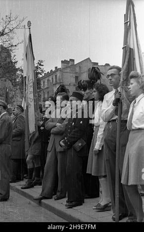 Varsovie, 1947-10-12.Pierwsza Konferencja Wyborcza Warszawskiej Organizacji Zwi¹zku Walki M³odych (ZWM).NZ. Delegacja górników z Dolnego Œl¹ska wœród aktywistów na placu D¹browskiego. wb/gr PAPVarsovie, le 12 octobre 1947.La première Conférence électorale de l'Organisation de Varsovie de l'Union de la jeunesse battante (ZMW).Photo : une délégation de mineurs de Basse Silésie parmi des activistes de la place Dabrowskiego. wb/gr PAP Banque D'Images