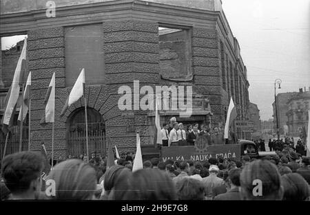 Varsovie, 1947-10-12.Pierwsza Konferencja Wyborcza Warszawskiej Organizacji Zwi¹zku Walki M³odych (ZWM).NZ. Przemówienie wiceprzewodnicz¹cego Zarz¹du G³ównego ZWM, pos³a Jerzego Morawskiego podczas wiecu na placu D¹browskiego. wb/gr PAPVarsovie, le 12 octobre 1947.La première Conférence électorale de l'Organisation de Varsovie de l'Union de la jeunesse battante (ZMW).Photo : chef adjoint du Bureau principal de la ZMW Jerzy Morawski parlant lors d'un rallye sur la place Dabrowskiego. wb/gr PAP Banque D'Images