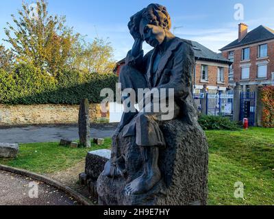 Statue du jeune Arthur Rimbaud, Charleville-Mézières, Ardennes, région du Grand-est, Nord-est de la France Banque D'Images