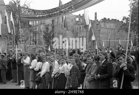 Varsovie, 1947-10-12.Pierwsza Konferencja Wyborcza Warszawskiej Organizacji Zwi¹zku Walki M³odych (ZWM).aktywiœci z flagami i i transparentami podczas wiecu na placu D¹browskiego. wb/gr PAPVarsovie, le 12 octobre 1947.La première Conférence électorale de l'Organisation de Varsovie de l'Union de la jeunesse battante (ZMW).Photo : activistes avec drapeaux et bannières lors d'un rassemblement sur la place Dabrowskiego. wb/gr PAP Banque D'Images