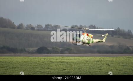 ZH814 Armée britannique (Armée de l'Air corps AAC) 1971 hélicoptère Bell 212 B-BGMH menant l'entraînement pilote de Salisbury Plain UK Banque D'Images