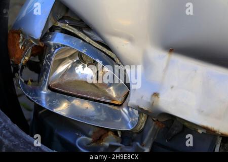 Il ne restait plus qu'un peu de plastique dans le phare.Les pièces en tôle de la carrosserie de la voiture après la collision sont également très endommagées. Banque D'Images