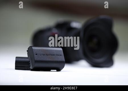 KHARKOV, UKRAINE - 14 MARS 2021 : batteries Kastar au lithium-ion ou au lithium-ion pour photocameras DSLR modernes sur table en bois blanc Banque D'Images