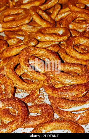 Bagel turc simit arrière-plan rapproché.Pâtisseries fraîches à vendre dans la rue Banque D'Images