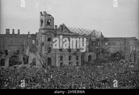 Varsovie, 1947-10-16.Stutysiêczna democacja na placu Teatralnym dla uczczenia pamiêci 50 ¿o³nierzy Gwardii Ludowej powieszonych przez Niemców W 1942 r. W odwecie za wysadzenie torów kolejowych.By³a à pierwsza publiczna egzekucja W okupowanej Warszawie.t³um ze sztandarami zgromadzony przed Teatrem Wielkim.W tle zrujnowany pa³ac Jab³onowskich. wb/gr PAPVarsovie, le 16 octobre 1947.Une manifestation de 100,000 hommes en l'honneur de 50 soldats de la Garde populaire pendus par des Allemands en 1942 en représailles de leur explosion de voies ferrées.C'était la première exécution publique à Varsovie occupée. Banque D'Images