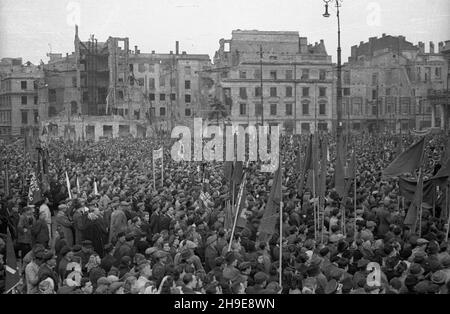 Varsovie, 1947-10-16.Stutysiêczna democacja na placu Teatralnym dla uczczenia pamiêci 50 ¿o³nierzy Gwardii Ludowej powieszonych przez Niemców W 1942 r. W odwecie za wysadzenie torów kolejowych.By³a à pierwsza publiczna egzekucja W okupowanej Warszawie.t³um z flagami i i sztandarami zgromadzony prisée Teatrem Wielkim. wb/gr PAPVarsovie, le 16 octobre 1947.Une manifestation de 100,000 hommes en l'honneur de 50 soldats de la Garde populaire pendus par des Allemands en 1942 en représailles de leur explosion de voies ferrées.C'était la première exécution publique à Varsovie occupée.Photo : une foule avec des drapeaux Banque D'Images