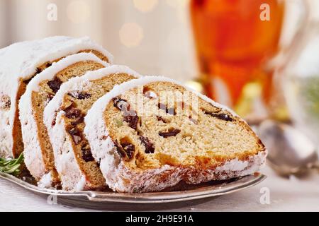 Gâteau de Noël traditionnel en gros plan sur une table en bois clair Banque D'Images