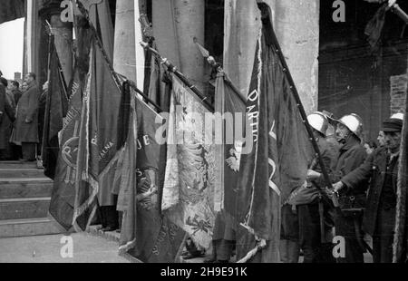 Varsovie, 1947-10-16.Stutysiêczna democacja na placu Teatralnym dla uczczenia pamiêci 50 ¿o³nierzy Gwardii Ludowej powieszonych przez Niemców W 1942 r. W odwecie za wysadzenie torów kolejowych.By³a à pierwsza publiczna egzekucja W okupowanej Warszawie.NZ. Poczty sztandarowe przed Teatrem Wielkim. wb/gr PAPVarsovie, le 16 octobre 1947.Une manifestation de 100,000 hommes en l'honneur de 50 soldats de la Garde populaire pendus par des Allemands en 1942 en représailles de leur explosion de voies ferrées.C'était la première exécution publique à Varsovie occupée.Photo : fêtes de couleur devant le Grand Thea Banque D'Images