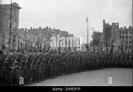 Varsovie, 1947-10-16.Stutysiêczna democacja na placu Teatralnym dla uczczenia pamiêci 50 ¿o³nierzy Gwardii Ludowej powieszonych przez Niemców W 1942 r. W odwecie za wysadzenie torów kolejowych.By³a à pierwsza publiczna egzekucja W okupowanej Warszawie.NZ.¿o³nierze Korpusu Bezpieczeñstwa Wewnetrznego przed Teatrem Wielkim.W tle t³um ze sztandarami.Z lewej fragment zrujnowanego pa³acu Jab³onowskich. wb/gr PAPVarsovie, le 16 octobre 1947.Une manifestation de 100,000 hommes en l'honneur de 50 soldats de la Garde populaire pendus par des Allemands en 1942 en représailles de leur explosion de voies ferrées.T Banque D'Images