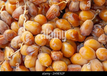 Dates sur la stalle dans un marché oriental en Turquie Banque D'Images