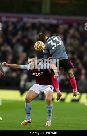 Birmingham, Royaume-Uni.05e décembre 2021.John McGinn d'Aston Villa (l) et Luke Thomas de Leicester City en action.Premier League Match, Aston Villa et Leicester City à Villa Park à Birmingham le dimanche 5 décembre 2021. Cette image ne peut être utilisée qu'à des fins éditoriales.Utilisation éditoriale uniquement, licence requise pour une utilisation commerciale.Aucune utilisation dans les Paris, les jeux ou les publications d'un seul club/ligue/joueur. photo par Andrew Orchard/Andrew Orchard sports Photography/Alamy Live News crédit: Andrew Orchard sports Photography/Alamy Live News Banque D'Images